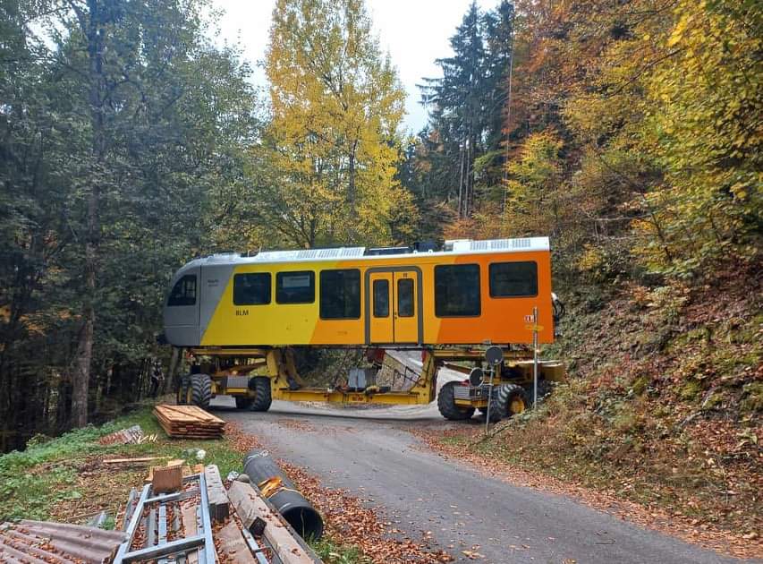 Murrenlover's tweet photo. New trains being delivered upto Mürren. Ready for the winter season!
#Mürren #Murren #swisstrains #jungfrauregion #newtrains https://t.co/IeUZzbkWHV