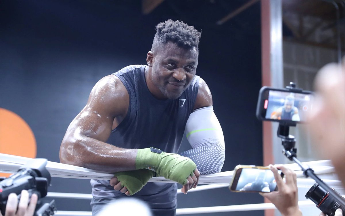 BloodyElbow's tweet photo. List of fighters and personalities who seem to think Francis Ngannou should have won against Tyson Fury: 

- Francis Ngannou
- Roberto Duran
- Chris Eubank Jr.
- Mike Tyson
- Eddie Hearn
- Lou DiBella
- Lennox Lewis (implied)
- Claressa Shields (implied)
- Sunny Edwards (implied)
- Nate Diaz
- Junior dos Santos
- Demetrious Johnson