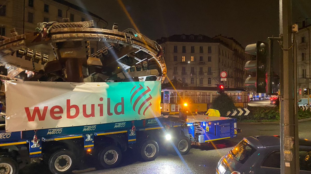 #Milano: la #TbmStefania si rimette in viaggio e lascia la <a href="/triennalemilano/">Triennale Milano</a>. 

Un trasporto notturno attraverso la città in direzione del <a href="/Museoscienza/">Museoscienza</a> !

#Webuild 👇