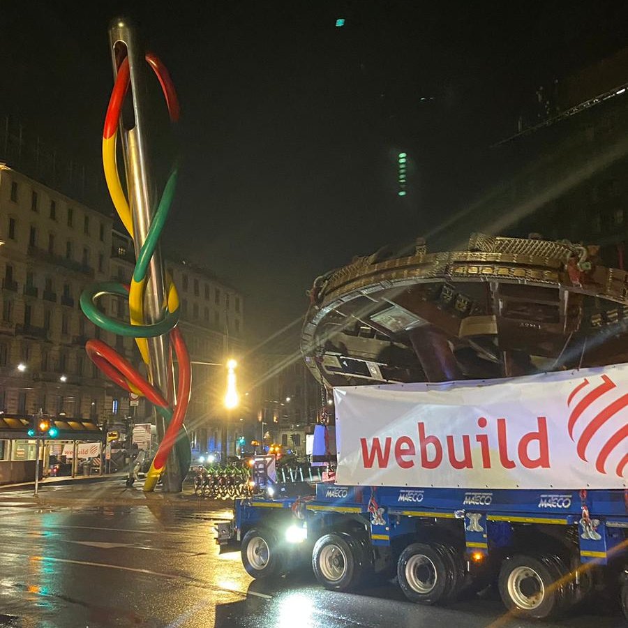 Webuild_Group's tweet photo. #Milano: la #TbmStefania si rimette in viaggio e lascia la @triennalemilano. 

Un trasporto notturno attraverso la città in direzione del @Museoscienza !

#Webuild 👇 https://t.co/i1CSHAWfCI