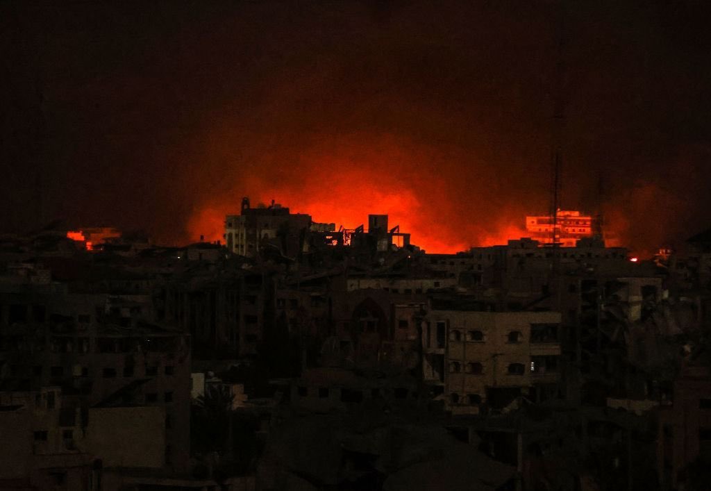 OnlinePalEng's tweet photo. Non-stopped Israeli strikes on Tal al Hawa in the south-west of Gaza.

#Gazabombing https://t.co/PsY68CmzN5