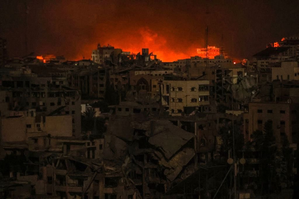 OnlinePalEng's tweet photo. Non-stopped Israeli strikes on Tal al Hawa in the south-west of Gaza.

#Gazabombing https://t.co/PsY68CmzN5
