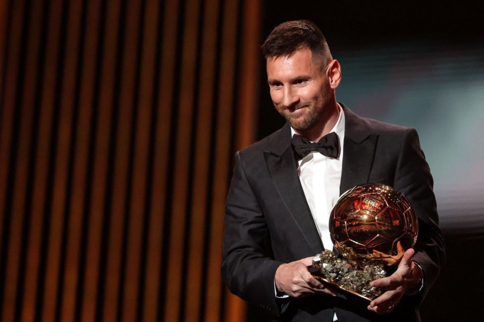 Felicitaciones Leo. Sos el mejor jugador del mundo y un ejemplo para todos los jóvenes. Tu humildad y tus valores son tan o más importantes que el jugador. Gracias por darnos tantas alegrías y por hacernos sentir el orgullo de decir que Messi es argentino.