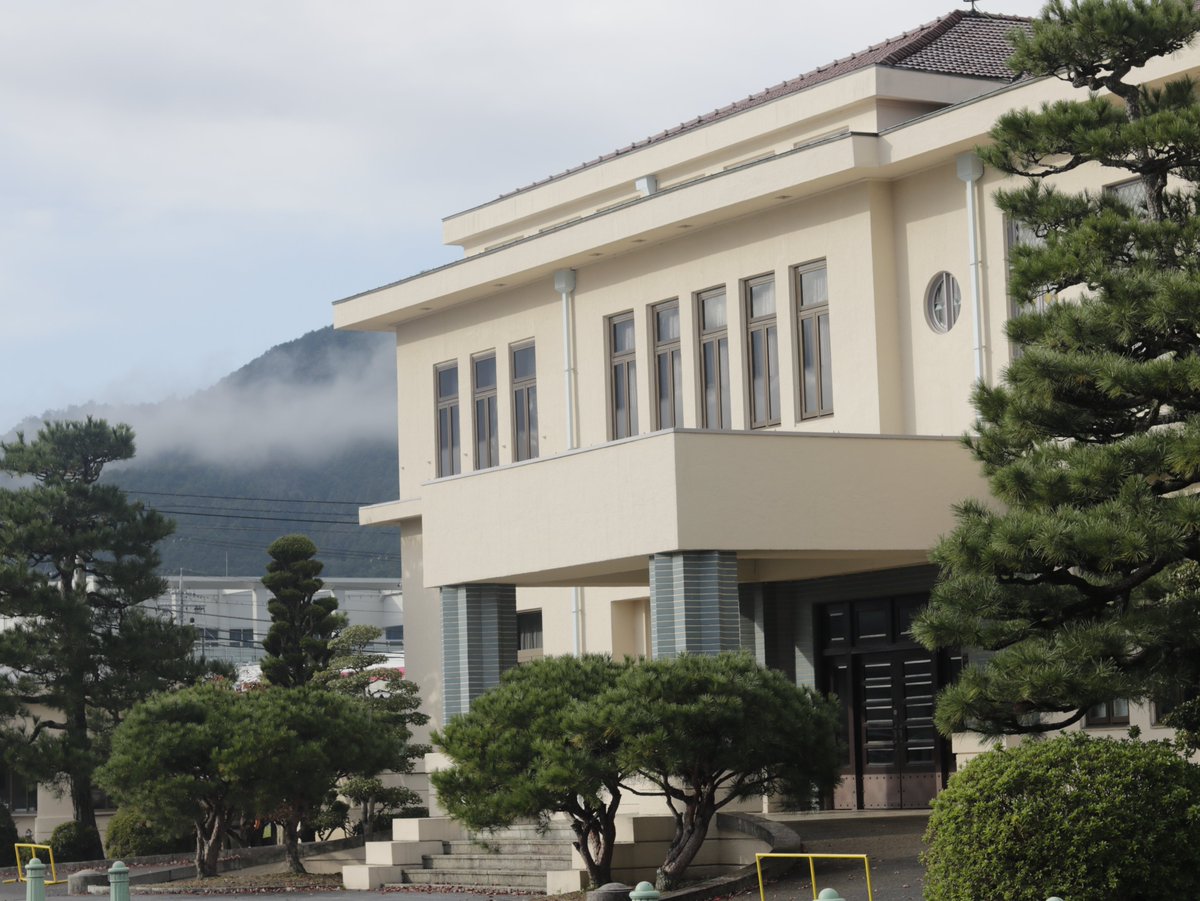 hobbythubameya's tweet photo. 2023/10/29(日)カブ活フェスタ＠綾部グンゼスクエア
郡是(グンゼ)産業本社(凄い風格絶対中は『慶接室』って書いてある筈)の周辺を綺麗に整備、お土産屋さんに古民家カフェ、バラ園と資料館、
普段は市民の憩いの場だそうで贅沢なミーティング会場でした。 https://t.co/56GmaO4G61