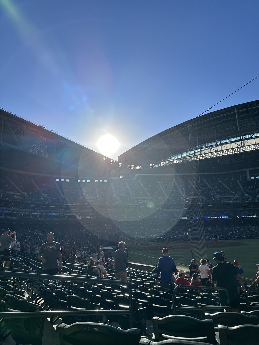 KamSmith22's tweet photo. Hey Capital one, cane we do something about this giant light? #CapitalOneUltimateFam #Sweepstakes #Section109 https://t.co/g5QXZHBrYa