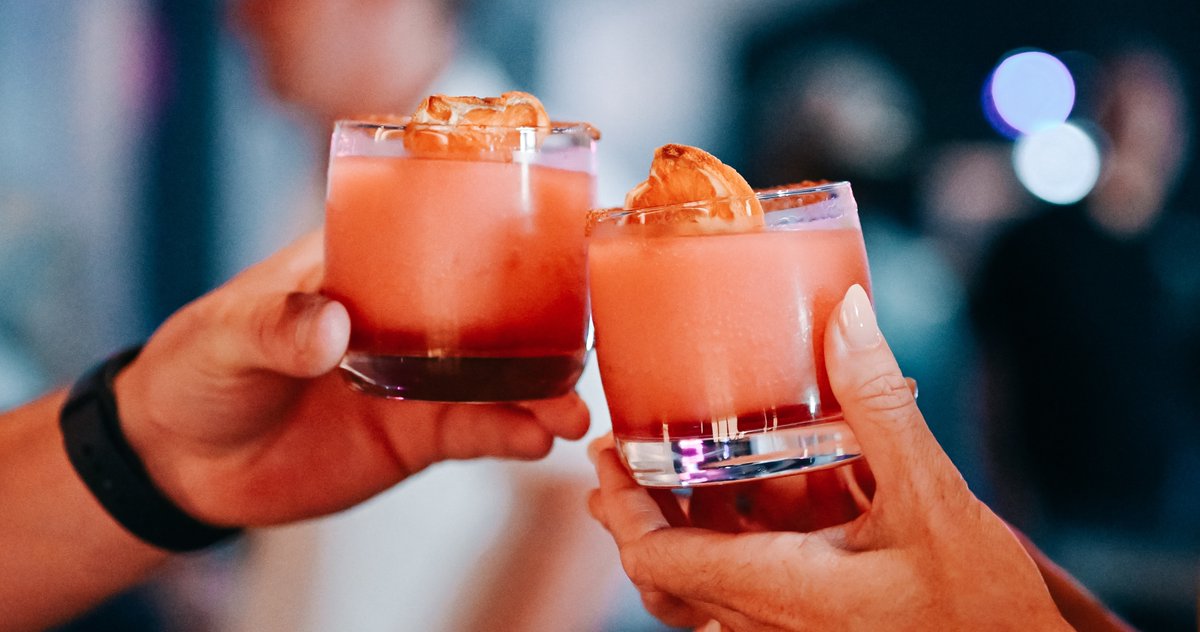 Indulge in the luxurious experience of Unicorn Distillery's color-changing cocktails. ⁠
⁠
#UnicornDistillery #LuxuryCocktails ⁠
#drinks #cocktail #mixology