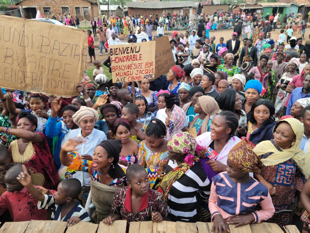 YannickNcuro243's tweet photo. #ProcessusElectoral , le n° 13 à la dép.national/Walungu était à #Kamanyola_Nyangezi ce lundi, 30/10/2023. Sur son passage, @JaquesBanywesize et sa délégation ont été ovationné par une marrée humaine déterminée à faire élire celui qui fait de Walungu sa priorité https://t.co/GE9qeYYsBq