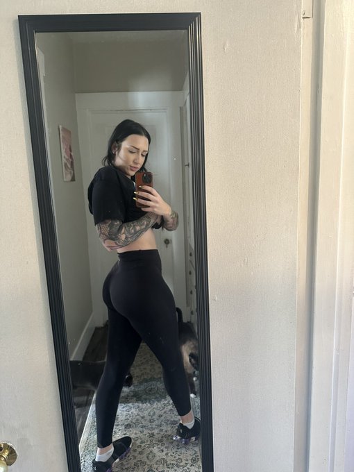 Leg day holy shiiii 🥵🥵🥵 https://t.co/ehNKendQmR<a href="/tag/newprofilepic"class="tags"><span>#newprofilepic</span></a>