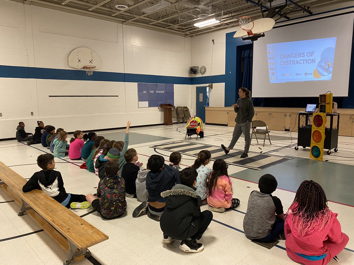 misslysack's tweet photo. It was a busy morning in Grade 4! We learned about different kinds of angles, attended a Walk Safely presentation, and finished up our pumpkin for the pumpkin raffle 🎃 https://t.co/rxDVmNSi6X