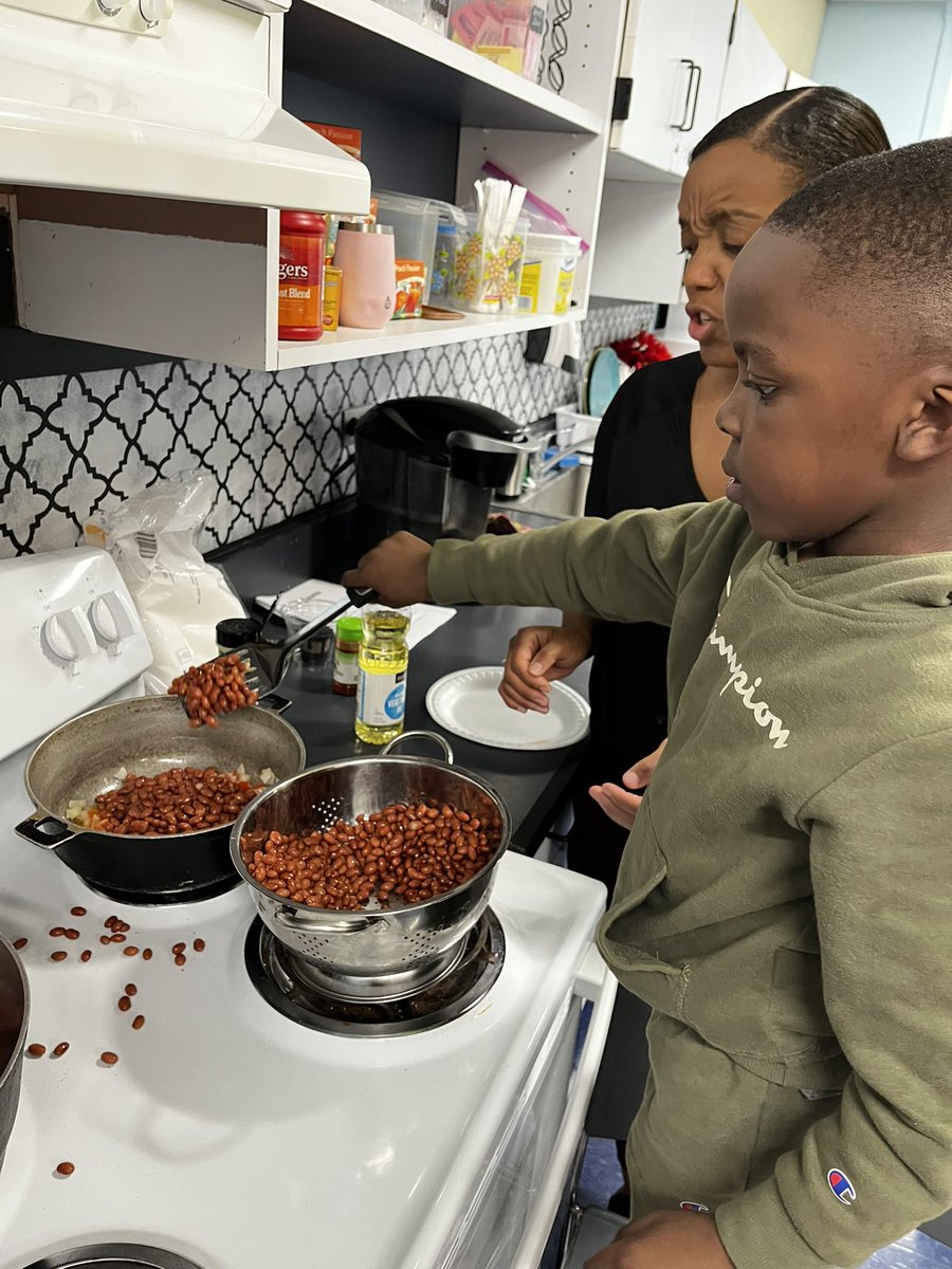 asdcentral's tweet photo. Our @MasterChefJrFOX kindergarten and 1st grade students learned how slice, dice and make tostados from scratch today. Well, and of course, eat them 😋 #chefs #kidchef #kidcook #cooking @AllentownSD #food https://t.co/65J91EqhlI