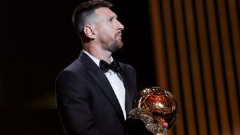 giordanodelobos's tweet photo. Messi al recibir el balón de oro dijo:
Un beso para Antonella que siempre vamos a estar juntos más juntos qué Patricia y que Milei en el balotage
Jajaja Qué grande Lío!! https://t.co/6QIWWaiAAe