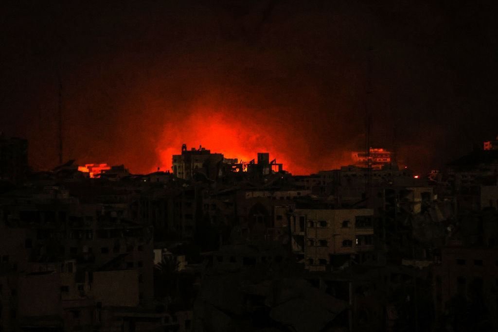 alyredaa's tweet photo. غزة مازالت تُباد ف صمت 
لا تألف على المنظر فتتلف 

Gaza under attack Now
, today, yesterday ,tomorrow 
#NoOilForIsrael #FreeGaza #BallonDor  #Gaza https://t.co/LE5MTszrye