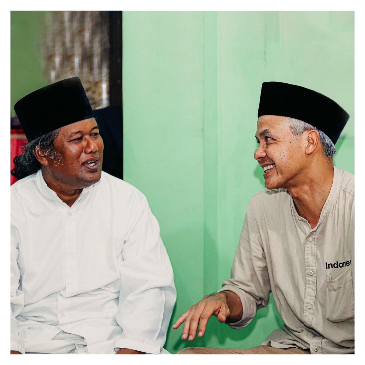 ganjarpranowo's tweet photo. Terimakasih nggih Gus Muwafiq sudah berkenan rawuh di acara haul kakek kami, KH. Hisyam Abdul Karim di Ponpes Roudlotus Sholichin Solichat, Purbalingga. InsyaAllah energi dari panjenengan jadi penguat kami untuk meneladani perjalanan simbah. 

Terimakasih juga untuk saudara-saudaraku warga Purbalingga dan sekitarnya. Salam takdzim dari kami sekeluarga.