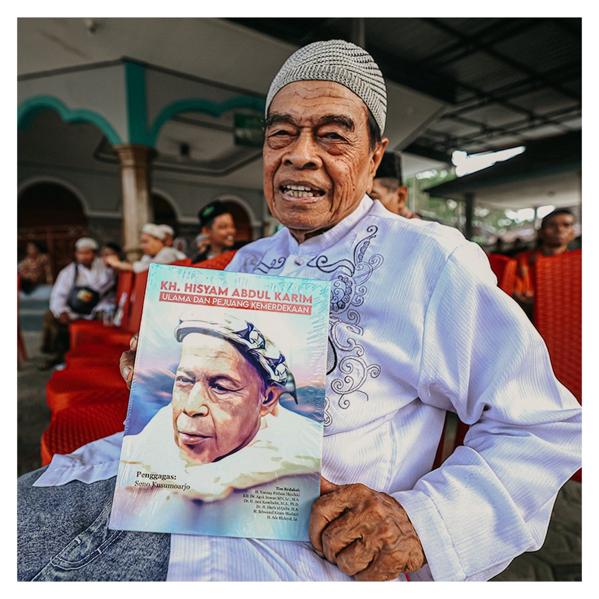 ganjarpranowo's tweet photo. Terimakasih nggih Gus Muwafiq sudah berkenan rawuh di acara haul kakek kami, KH. Hisyam Abdul Karim di Ponpes Roudlotus Sholichin Solichat, Purbalingga. InsyaAllah energi dari panjenengan jadi penguat kami untuk meneladani perjalanan simbah. 

Terimakasih juga untuk saudara-saudaraku warga Purbalingga dan sekitarnya. Salam takdzim dari kami sekeluarga.