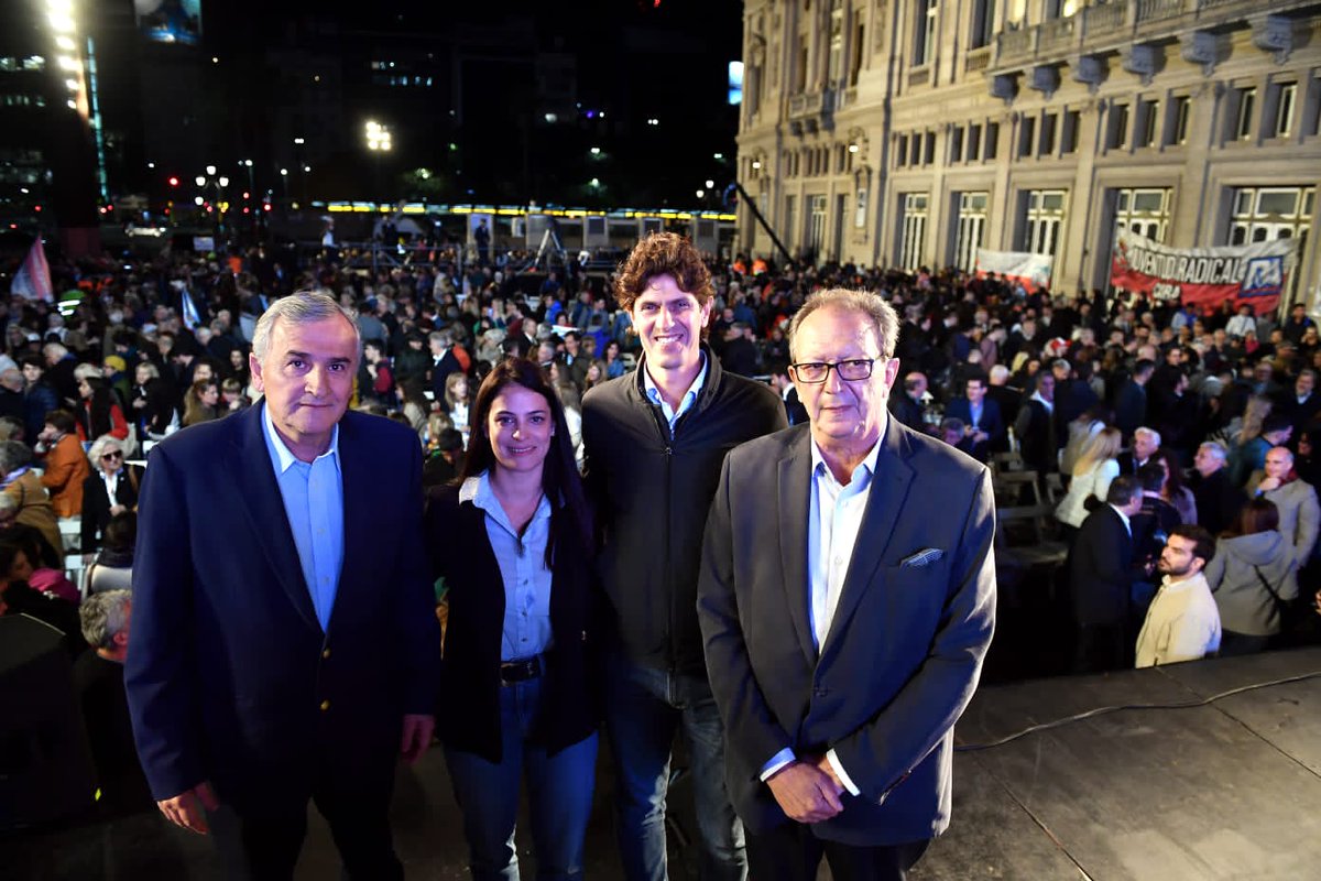 GugaLusto's tweet photo. HOMENAJE A RAÚL ALFONSÍN
Son días difíciles, nos toca una elección horrible pero ninguno de los desafíos que tenemos es más difícil que los que tuvo Raúl Alfonsín. Rechazamos los dos peligros que ya conocimos en Argentina, ni la tentación hegemónica ni la deriva autoritaria.
No nos gusta ninguno de los dos candidatos porque queremos un Estado que le brinde a la sociedad lo que necesita. No queremos ni una motosierra ni que se lo llene de militantes. Queremos una política exterior con dignidad, no queremos alineamientos automáticos ni ir corriendo atrás de regímenes autoritarios.
Nuestro partido tiene que encarar las deudas pendientes de la democracia. Cuándo homenajeamos a nuestros próceres tenemos que seguir su legado.