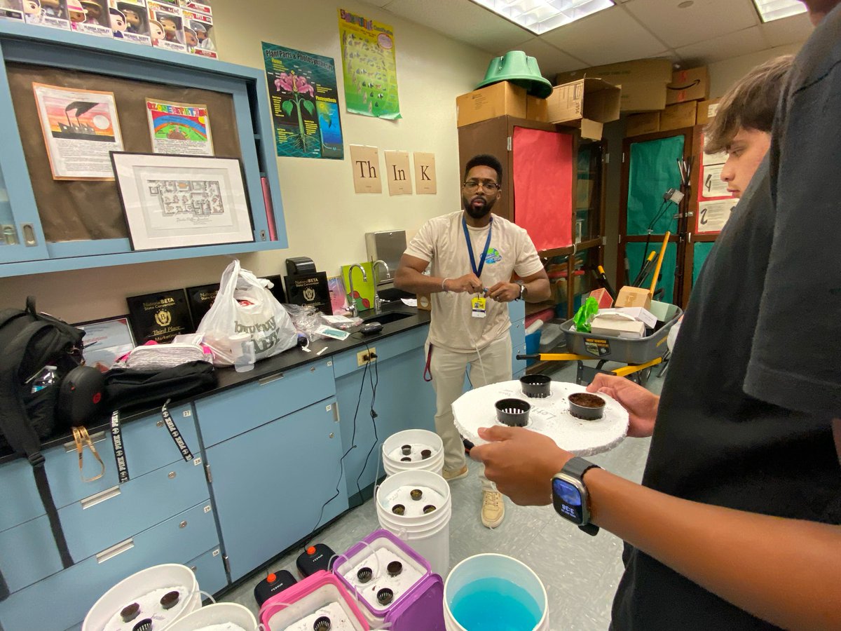 Miramar's Environmental Club learned about hydroponic systems today,  a fun way to grow plants in water without soil! <a href="/BrowardSTEM/">Broward STEM</a> <a href="/browardschools/">Broward Schools</a> <a href="/winfredjporter/">Principal Porter</a> <a href="/GArencibia25/">Gloria Arencibia</a>