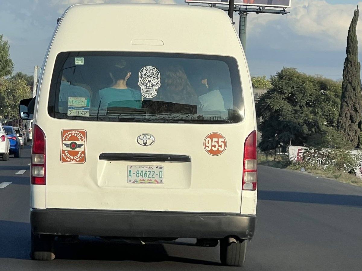 ramsesaquiles's tweet photo. Este asesino no obstante de llevar la camioneta llena de “pasaje” le aventó el vehículo en repetidas ocaciones a 2 motociclistas en la autopista Mexico-Pachuca, ojalá se haga algo, por favor que X haga su magia https://t.co/0bmQGULkQM