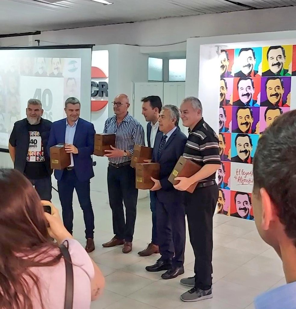 En este aniversario de #40añosDemocracia, desde la <a href="/UCRNacional/">Unión Cívica Radical</a> tenemos el desafío de construir una alternativa seria para el país y un legado para nuestros hijos/as 🇦🇷🇦🇹