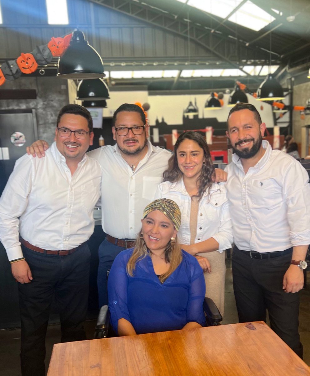 acastropiedra's tweet photo. Iniciamos la semana con todo el ánimo 💪🏼, junto a los colegas Asambleístas, afinando acciones en beneficio del #Azuay antes del inicio de nuestras funciones. El país necesita unidad y esta es una muestra de que si se puede. @LeoBerrezueta @DiegoMatovelle @sofisanchezu @MabeMendezR