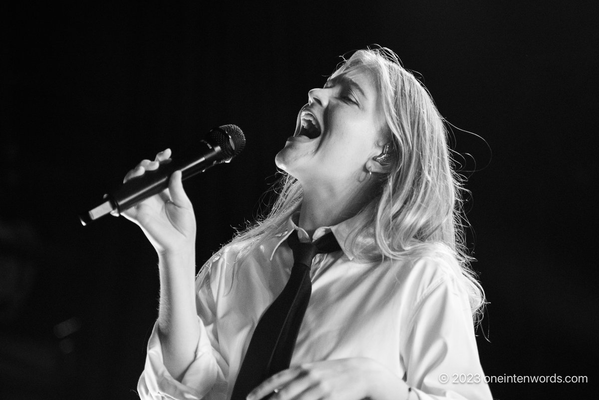 oneintenwords's tweet photo. All my pics of Dizzy's amazing set at The Danforth Music Hall are up now. Take a look and a read and a listen: https://t.co/IncVfJS37b #concertphotography https://t.co/fC96mtbk6j