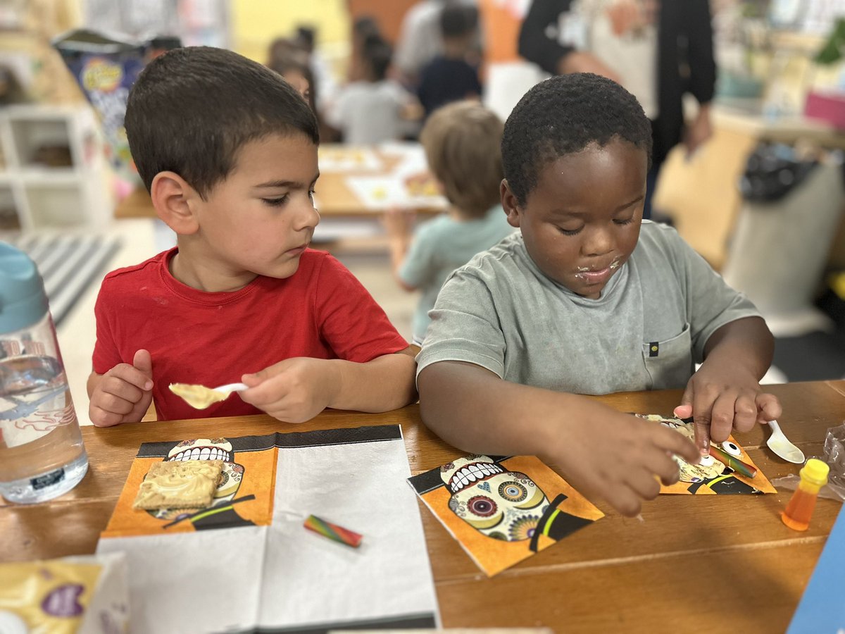 RCPS_EarlyLearn's tweet image. Spookley the Square Pumpkin 🎃 
#spookley #squarepumpkin #itsokaytobedifferent #pat  #dph 
#spookleythesquarepumpkin