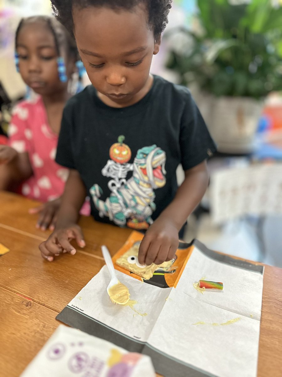 RCPS_EarlyLearn's tweet image. Spookley the Square Pumpkin 🎃 
#spookley #squarepumpkin #itsokaytobedifferent #pat  #dph 
#spookleythesquarepumpkin