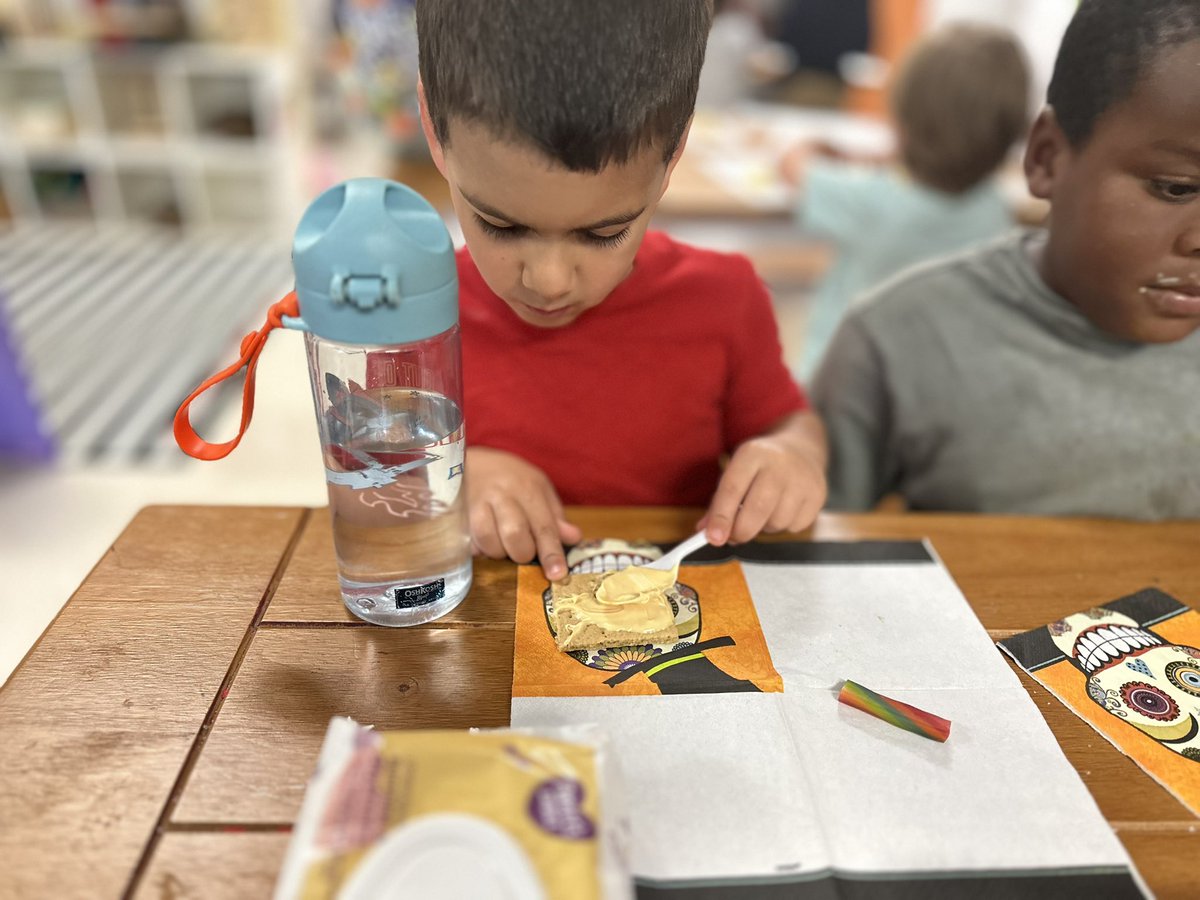 RCPS_EarlyLearn's tweet image. Spookley the Square Pumpkin 🎃 
#spookley #squarepumpkin #itsokaytobedifferent #pat  #dph 
#spookleythesquarepumpkin