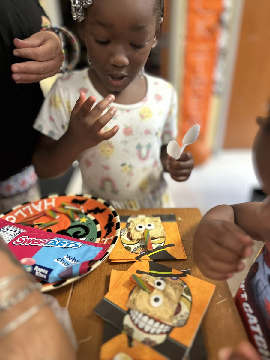 RCPS_EarlyLearn's tweet image. Spookley the Square Pumpkin 🎃 
#spookley #squarepumpkin #itsokaytobedifferent #pat  #dph 
#spookleythesquarepumpkin