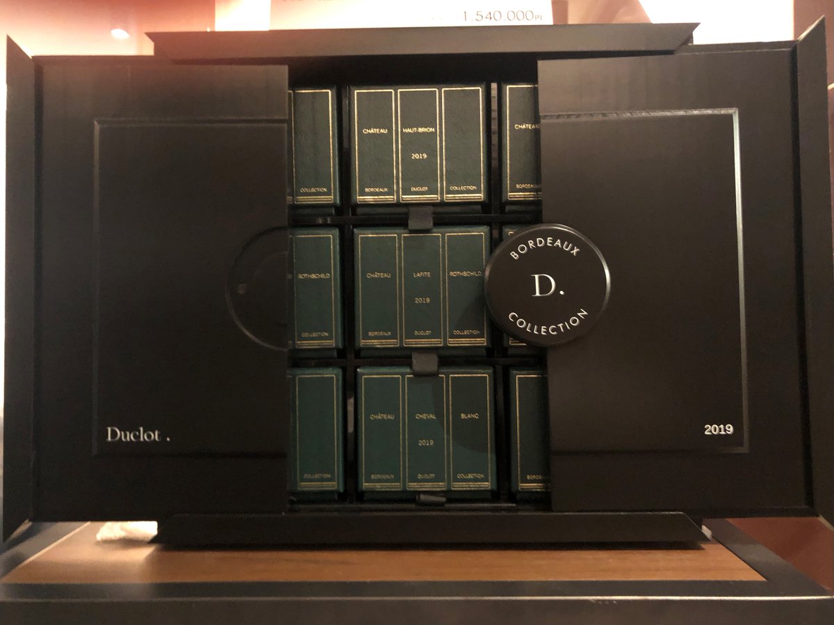 THEWINE_byTDS's tweet photo. 本日はゴージャスな #ボルドー ワインセットのご紹介 #グレートヴィンテージ 2019年の9本セット😍 5大シャトーの4本に #イケム も入った9本セット 左は9本収納のシックなケースです ため息がでますね~ セラーにありますので見に来てくださいね #Duclot #Petrus #ChevalB
#Ausone #LaMissionHB https://t.co/TE3t16yIdG