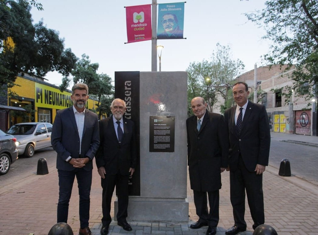 UlpianoSuarez's tweet photo. El Juicio a las Juntas es un hito fundacional de estos #40añosDeDemocracia

Acompañamos a la @UNCUYO en la entrega de su máxima distinción a Ricardo Gil Lavedra, Jorge Valerga Aráoz, Guillermo Ledesma y León Arslanian.

La Democracia se construye y defiende todos los días. https://t.co/Y8XJVt82iY