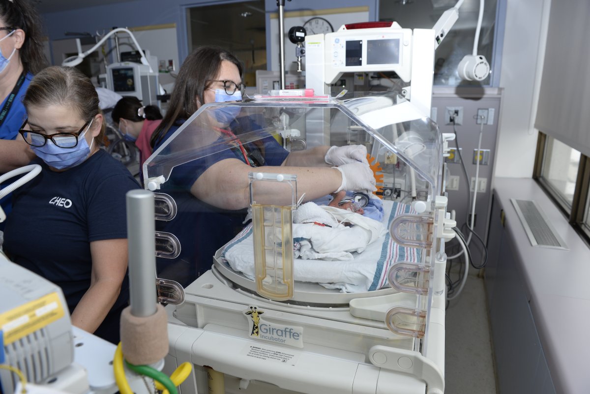 OttawaHospital's tweet image. Our Neonatal ICU babies are in the process of being transferred back to the General Campus. 💙
We’re extremely grateful to the teams at @OttawaFire and @CHEO for their tremendous support in ensuring the safety of our most vulnerable patients.