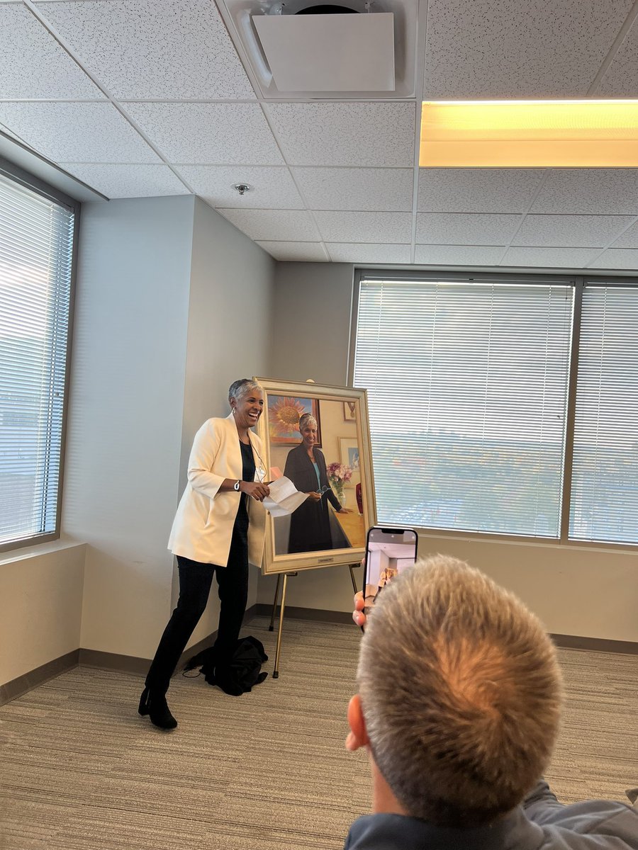 nardhygomez's tweet image. Such a beautiful moment and speech! @DKhabeleMD @Englandsk785 @WUSTL @WUSTLmed Congratulations, Sarah! What a beautiful portrait! #CRepHS @WashU_OBGYN