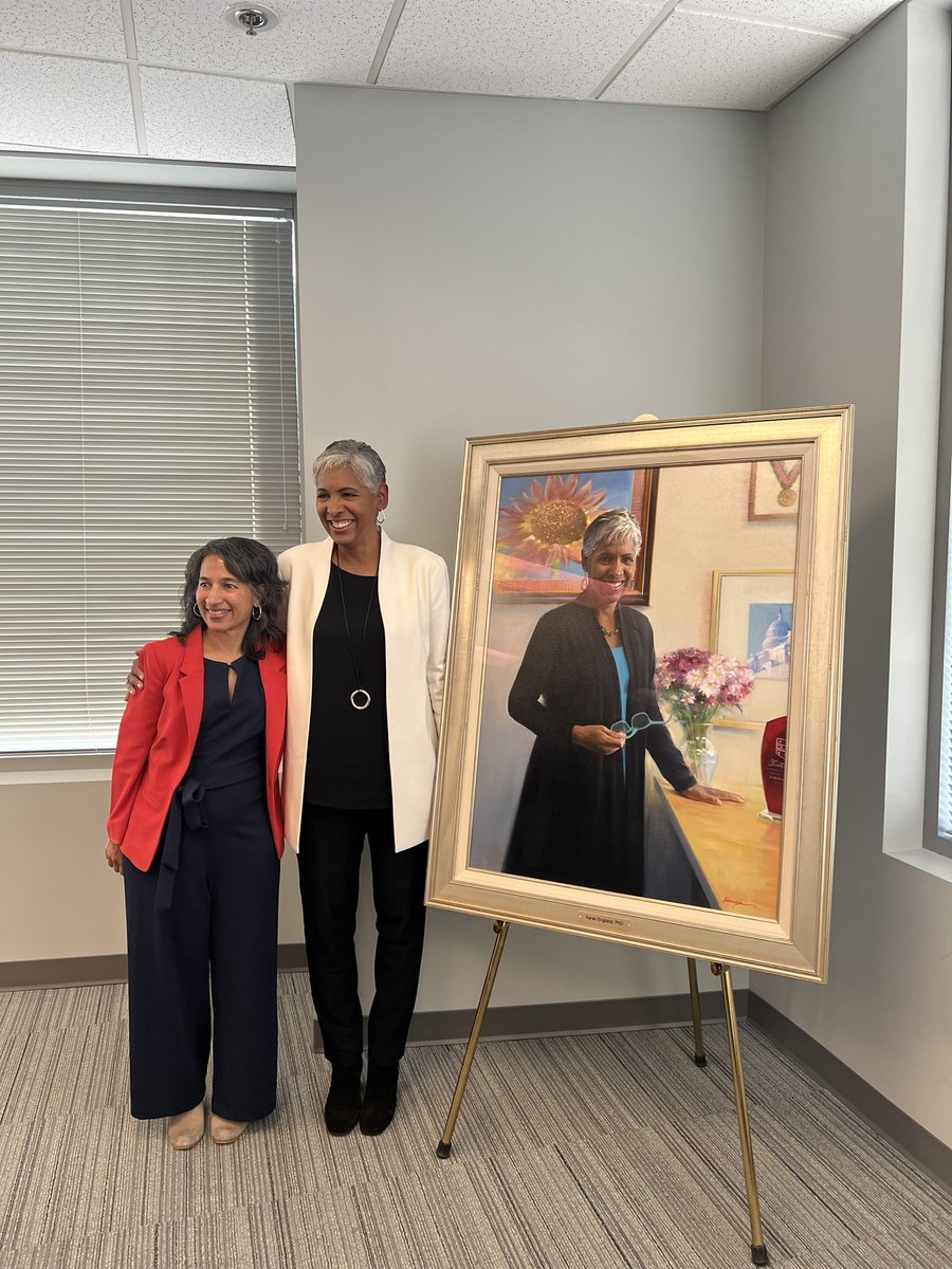 nardhygomez's tweet image. Such a beautiful moment and speech! @DKhabeleMD @Englandsk785 @WUSTL @WUSTLmed Congratulations, Sarah! What a beautiful portrait! #CRepHS @WashU_OBGYN