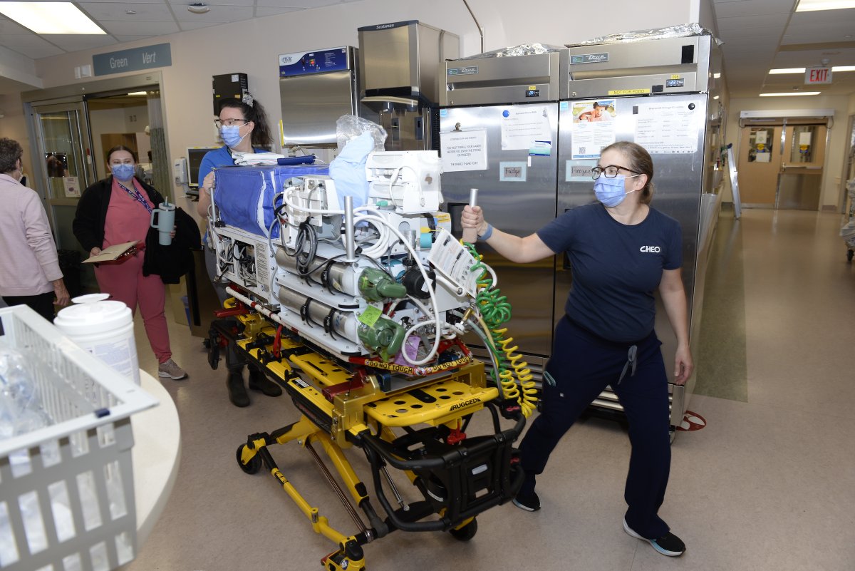 OttawaHospital's tweet image. Our Neonatal ICU babies are in the process of being transferred back to the General Campus. 💙
We’re extremely grateful to the teams at @OttawaFire and @CHEO for their tremendous support in ensuring the safety of our most vulnerable patients.