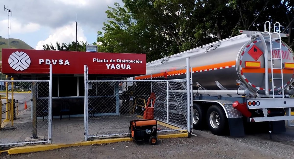 dquinterotv10's tweet photo. 👍🏽EXCELENTE NOTICIA⚠️ Llegan las primeras 100 cisternas a PDVSA para  ayudar a fortalecer la distribución de gasolina(la cual hace falta) los camiones son de la Marca Asiatica DONGFENG🇨🇳modelo T-Lift PLUS 6x4 (Excelentes Chutos)🚍⛽️@tellecheaRuiz Saliendo del túnel del bloqueo https://t.co/MAQHeRBtYh