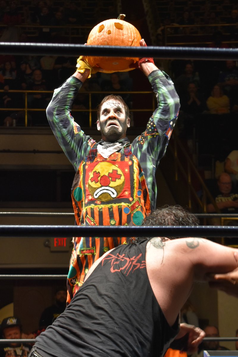 vinchuyem's tweet photo. What an amazing night at NWA Samhain! @Yabo_the_Clown@ruffcrossing @icp @nwa https://t.co/o41vUsTigB