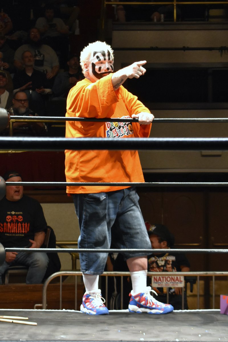 vinchuyem's tweet photo. What an amazing night at NWA Samhain! @Yabo_the_Clown@ruffcrossing @icp @nwa https://t.co/jBa14JUqjp
