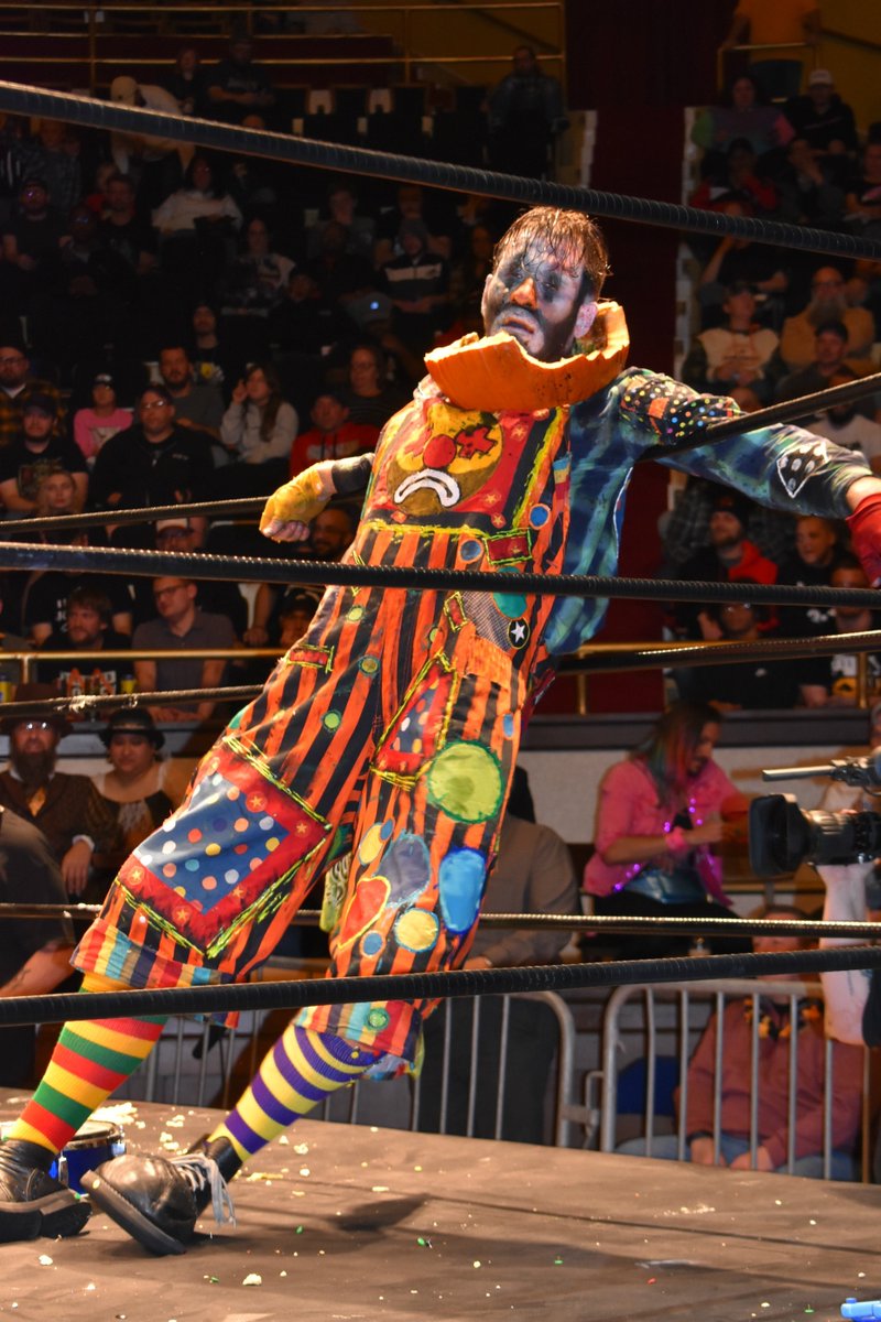 vinchuyem's tweet photo. What an amazing night at NWA Samhain! @Yabo_the_Clown@ruffcrossing @icp @nwa https://t.co/jBa14JUqjp