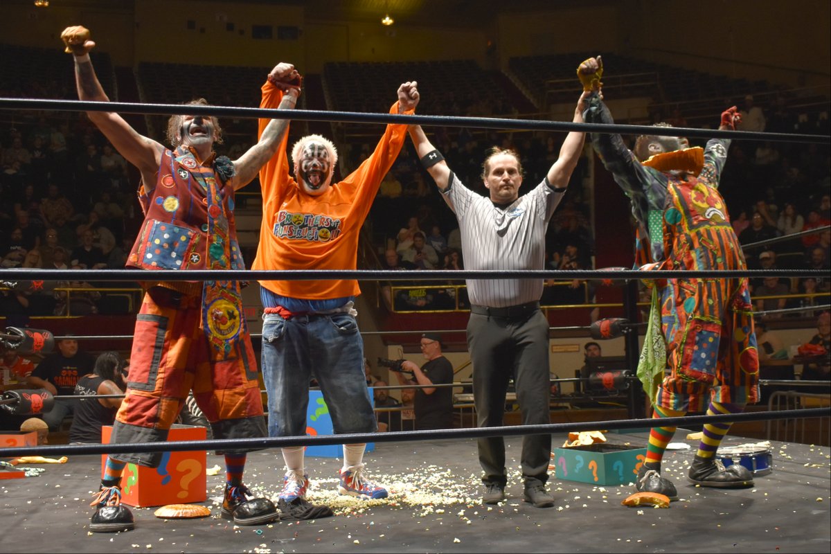 vinchuyem's tweet photo. What an amazing night at NWA Samhain! @Yabo_the_Clown@ruffcrossing @icp @nwa https://t.co/jBa14JUqjp