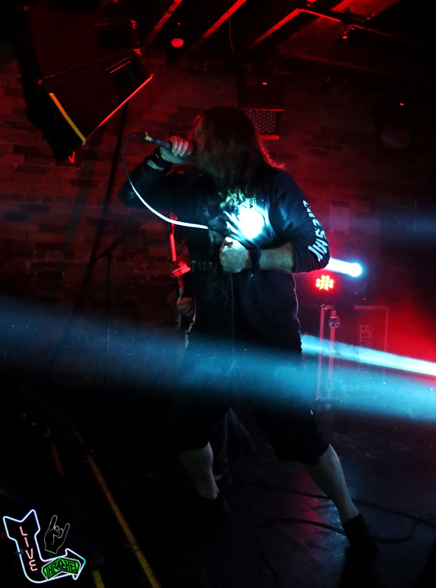 thrashedtv's tweet photo. Devil's Night. @Unearthofficial live in Toronto 🍁

📸 #ThrashedLIVE #BakedByGlaze 🍩 https://t.co/sITWSvQy0D
