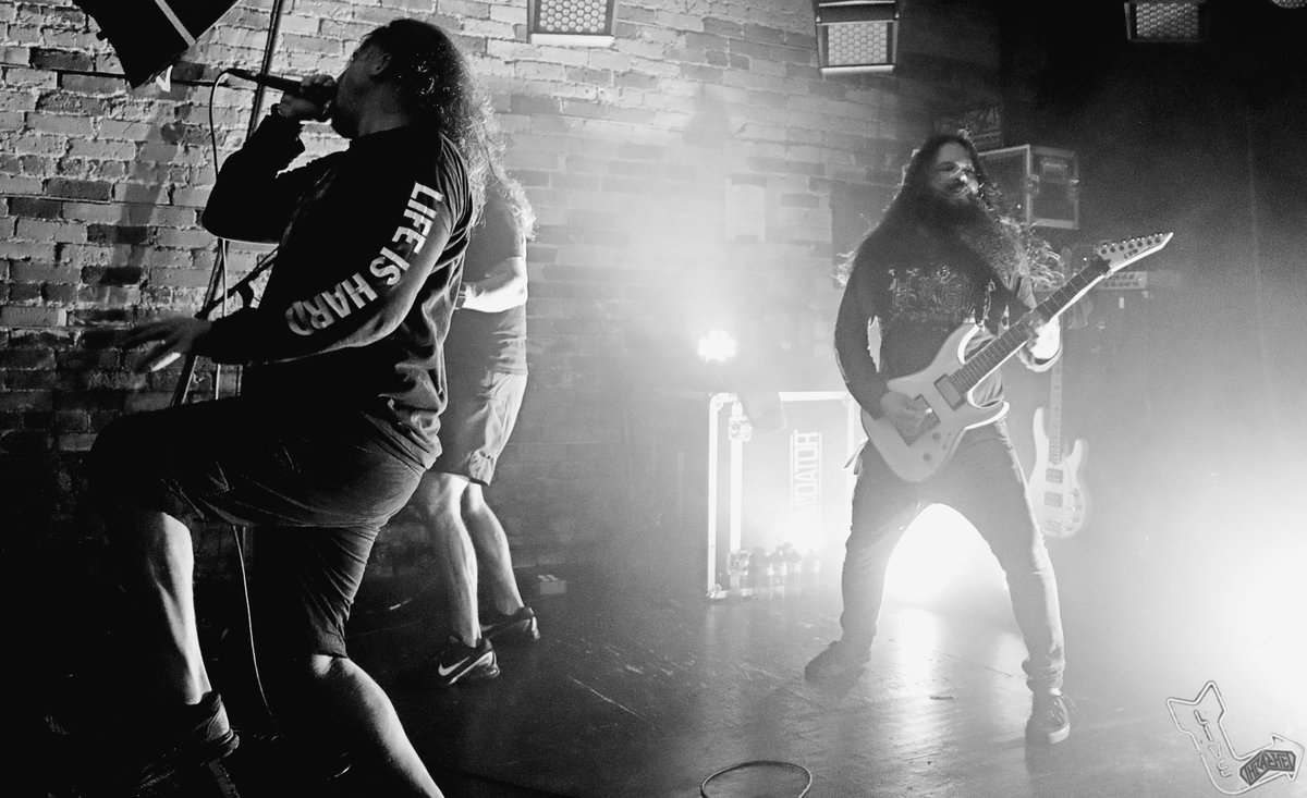 thrashedtv's tweet photo. Devil's Night. @Unearthofficial live in Toronto 🍁

📸 #ThrashedLIVE #BakedByGlaze 🍩 https://t.co/sITWSvQy0D