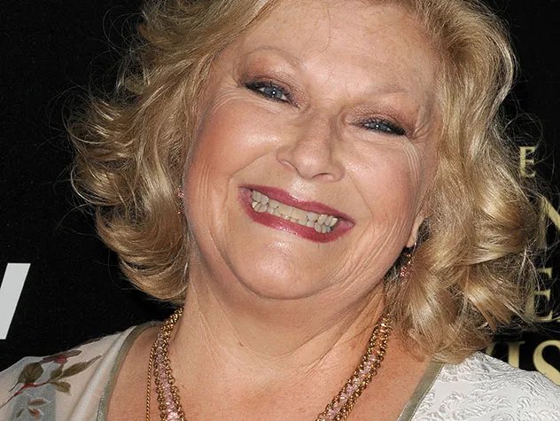 It’s my favorite day of the week, #MaitlandMondayYR!!! It’s dark & gloomy here in NY, but @BethMaitlandDQB’s smile can light up any room!!! Have a great week friends! #YR #TeamTraci #TraciAbbott