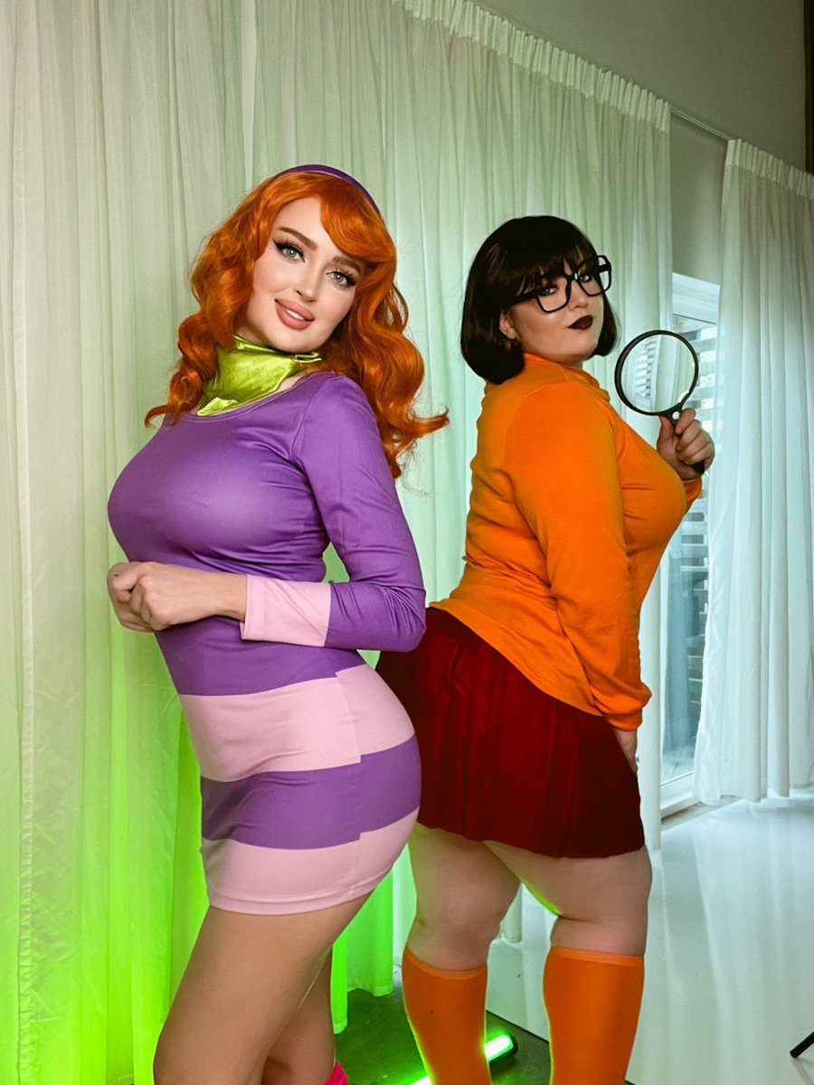BaronessVonT's tweet photo. We're not splitting up this time Fred, you go with Shaggy.
@kristenlanae and I are going to find our own clues.
#cosplay #halloween #30daysofhalloween #scoobydoo #velma #daphne https://t.co/39RUfSPbgF