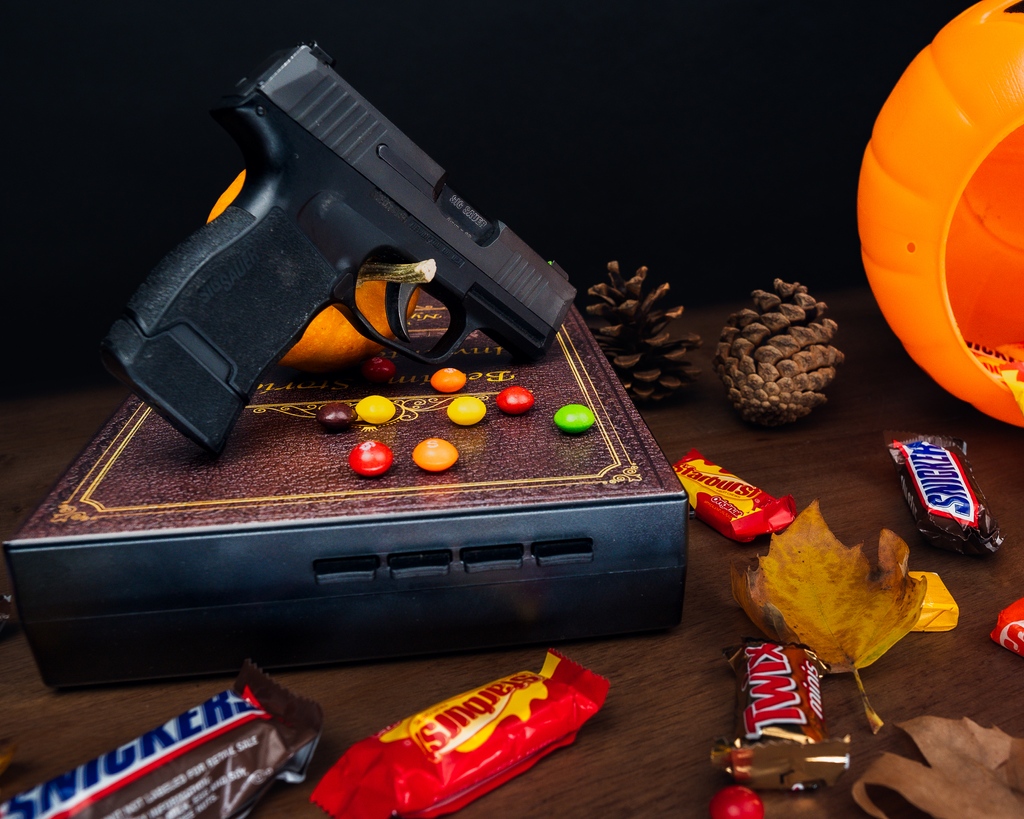 StopBoxUSA's tweet image. If you&apos;re not packin&apos; a sweet treat 🍬🍭 in your EDC tomorrow, you&apos;re wrong! 

#StopBoxUSA #StopBox #gunsafety #EDCEssentials #SweetToothEDC #StayPrepared #essentials #everydaycarry #edcgear