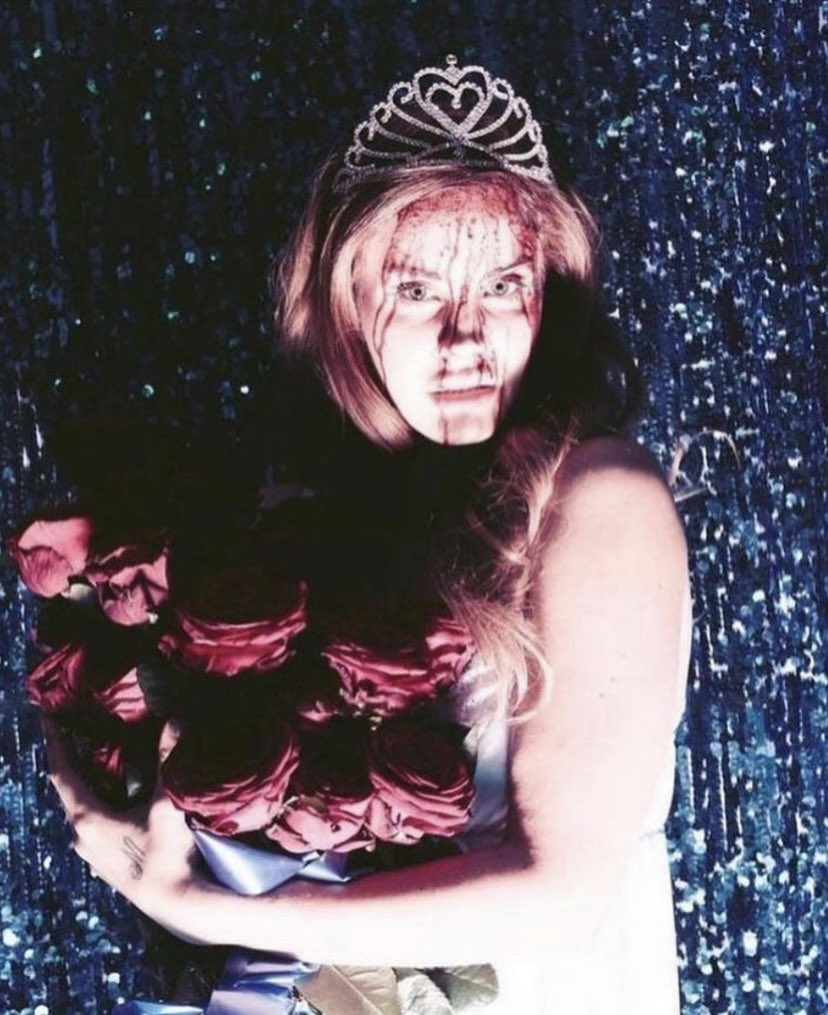 CinamonSluh's tweet photo. Lana Del Rey dresses as Carrie for Halloween https://t.co/hDTWDN3kVK