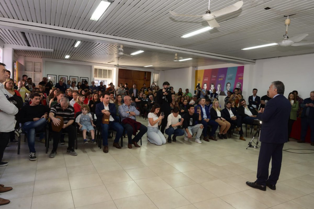 #40añosdedemocracia no es poca cosa, pero aún hay deudas pendientes. El país hace 10 años que no crece, la pobreza alcanza a casi al 50% de la población y 1/3 de los jóvenes está desempleado.
El desafío es hacer ➕️ Democracia mirando a futuro por las generaciones que vienen