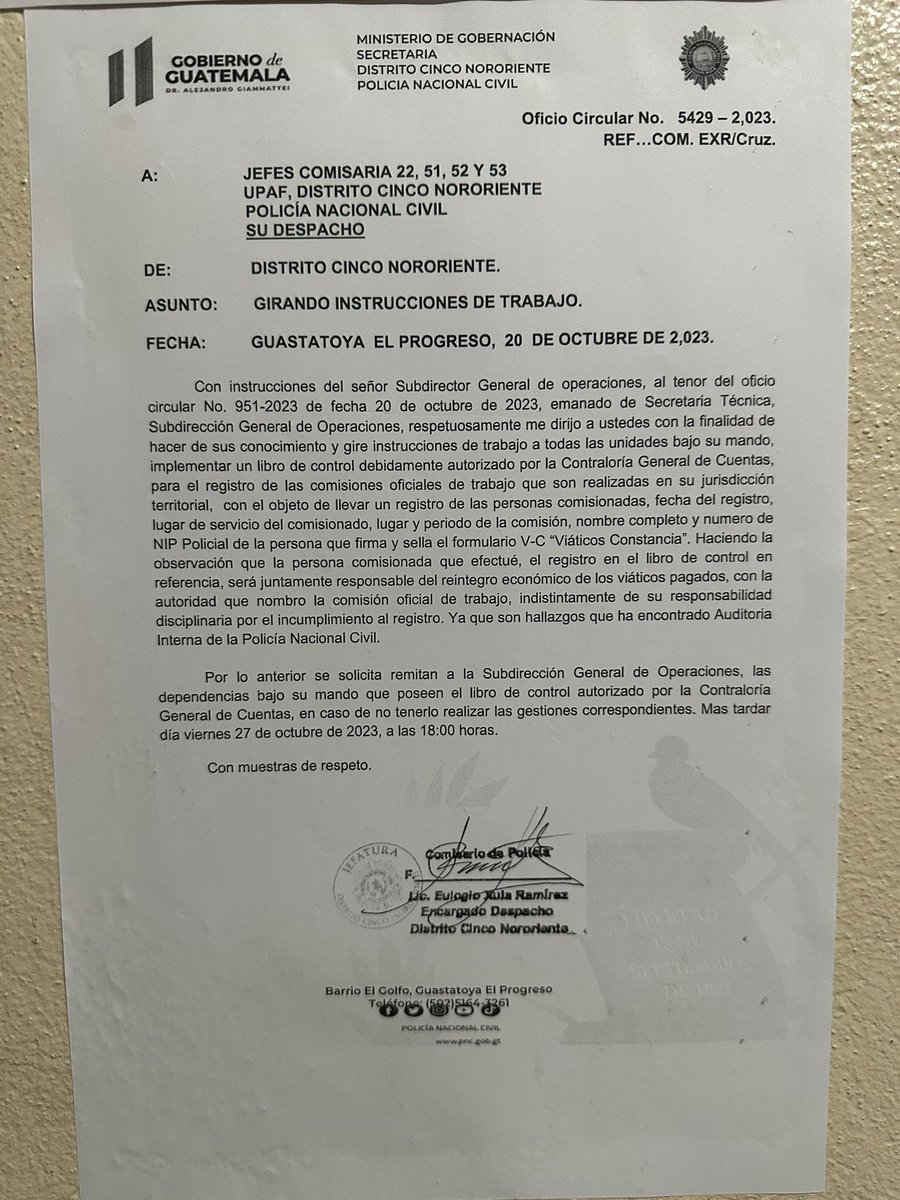 frantonmora's tweet photo. Ahora la @PNCdeGuatemala en Coban Alta Verapaz niegan los sellos a las constancias de viáticos de las instituciones de gobierno porque la Contraloría les solicitó control de sus viáticos y creen que con eso les están prohibiendo que sellen otras constancias. Que pena de verdad. https://t.co/yCk8frF6kk