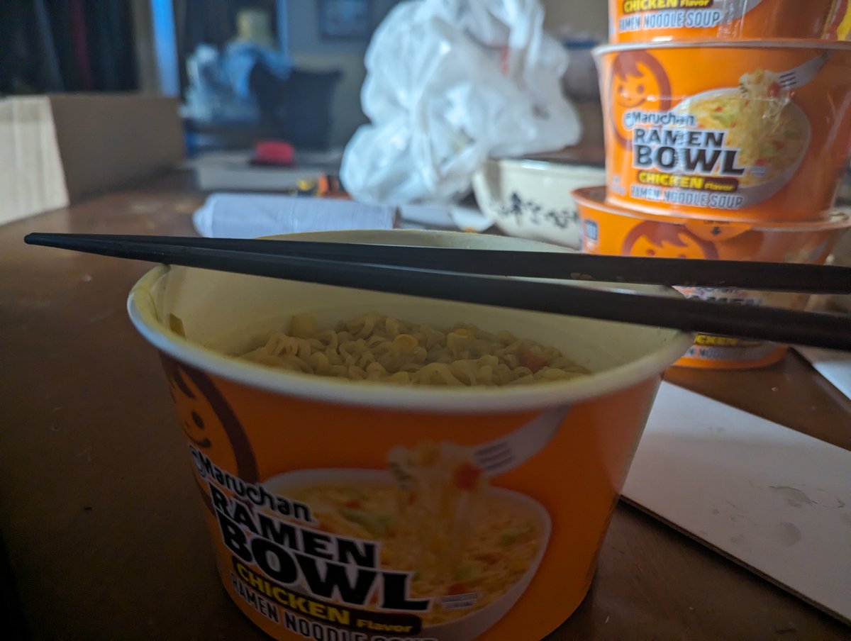 _RandomLoser_'s tweet photo. look at my yummy supper 🤤 (yes im eating all of it, even the three other bowls bc im fking hawngry.) https://t.co/F32wSZ4HUP