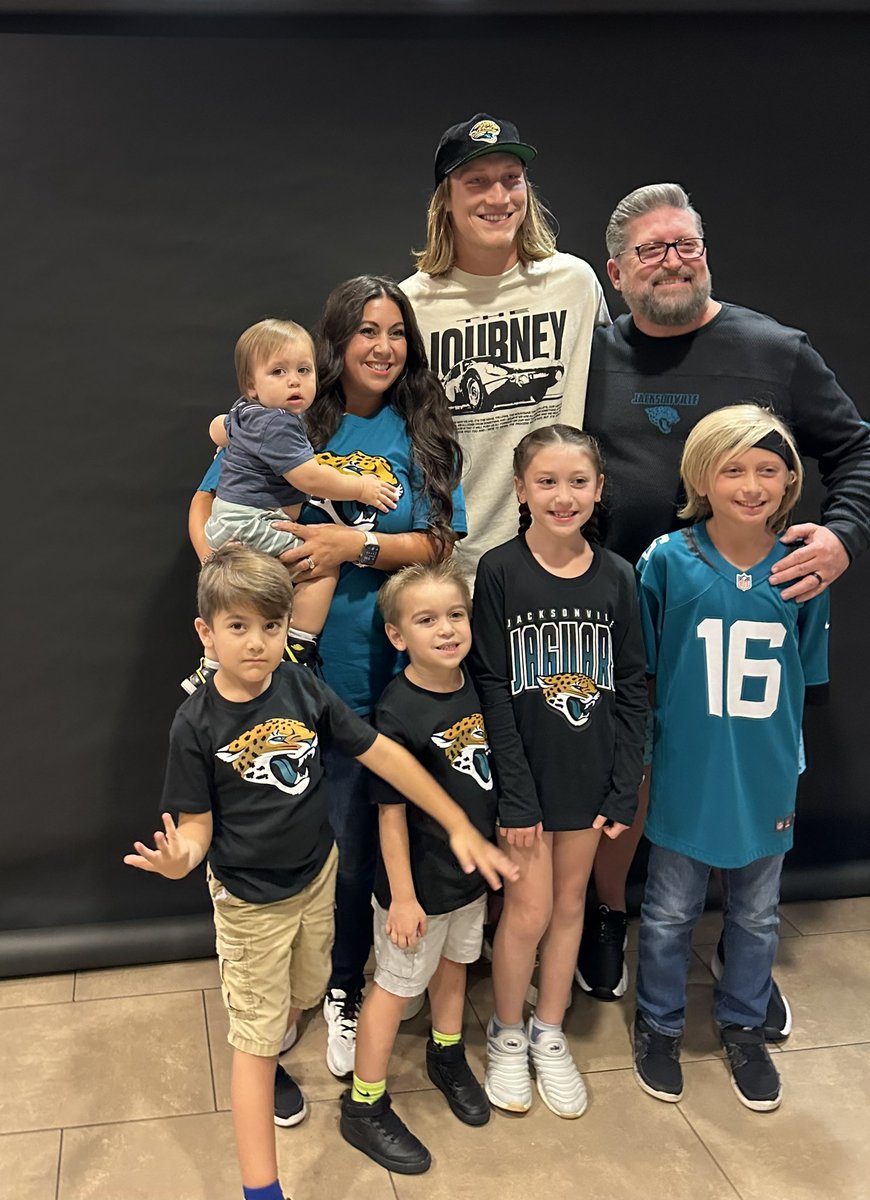 DanWrenn's tweet photo. This just happened. @Trevorlawrencee please to meet this guy.  I’m hoping for another chance for these little people to meet you again. Their hearts are still with cheer! @Jaguars #jacksonvillejaguars #trevorlawrence #DUUUVAL https://t.co/hcLH7CNSnh