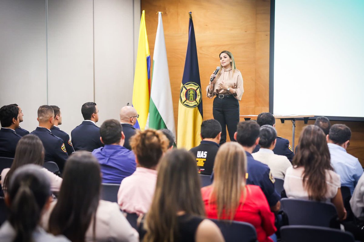 lauraduos's tweet image. ¡Somos el #ValleDelSoftware! Fortalecemos la atención desde la apropiación de las nuevas tecnologías. Es por esto que certificamos al equipo de drones del Cuerpo Oficial de Bomberos Medellín, en diferentes modalidades que permiten estar más preparados ante emergencias.